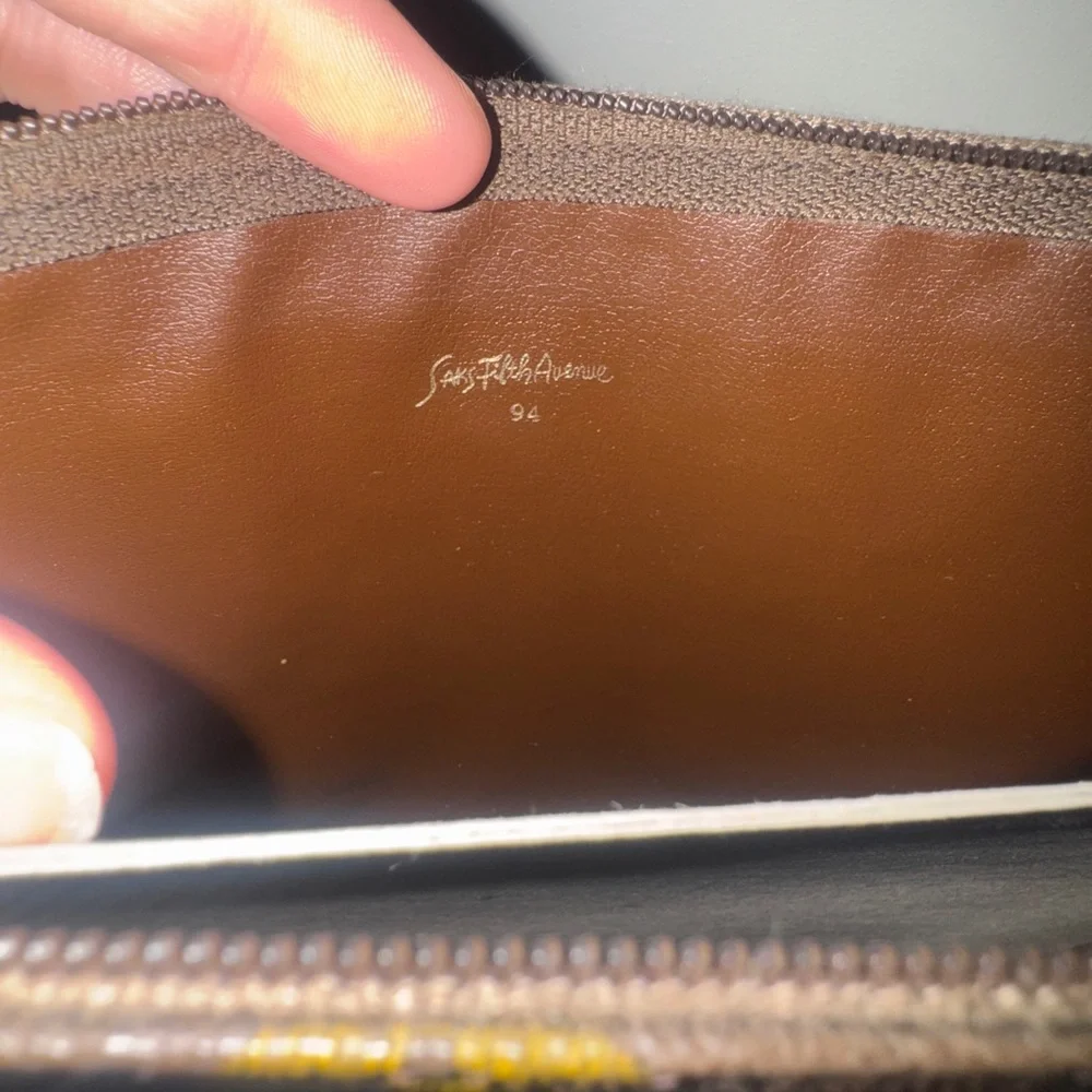 Elegant Monogram Brown Toiletry Bag - Picture 3 of 4